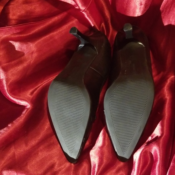 Black leather pumps with bow detail - Picture 6 of 8